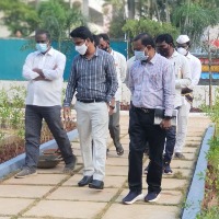 గురునానక్ నగర్ స్విమ్మింగ్ ఫూల్ ఆధునికీకరణ పనులు పరిశీలించిన వీఎంసీ కమిషనర్