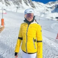 Samantha wows fans, friends with her skiing skills