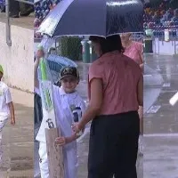 Women's Ashes: Mel Jones gifts bat to kids playing cricket with water bottle, wins hearts