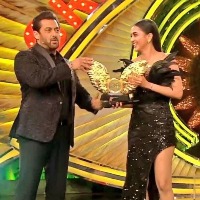 'Bigg Boss 15': Tejasswi Prakash lifts trophy, collects cheque of Rs 40 lakh
