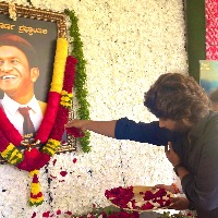 Allu Arjun meets Puneeth Rajkumar's family to pay his homage