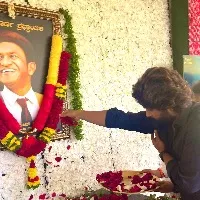 Allu Arjun meets Puneeth Rajkumar's family to pay his homage