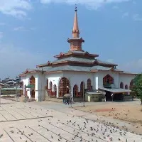Minaret of famous Kashmir shrine tilted by earthquake
