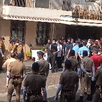 Lata's final journey begins amid tears and cries of 'Amar Rahe'