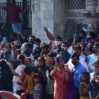 Amid chanting of vedic hymns, Lata Mangeshkar's body consigned to flames