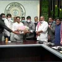 YS Jagan meets Tollywood bigwigs, assures action on ticket pricing