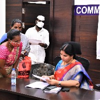 అర్జీదారుల సంతృప్తే లక్ష్యం: విజ‌య‌వాడ‌ మేయర్ రాయన భాగ్యలక్ష్మి