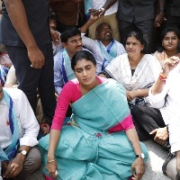 Sharmila arrested for staging dharna in Hyderabad