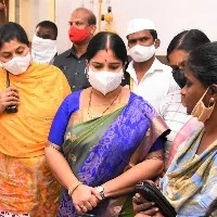 పారిశుధ్య కార్మికుల కుటుంబ సభ్యులకు ఓదార్పునిచ్చిన విజయవాడ మేయర్ రాయన భాగ్యలక్ష్మి