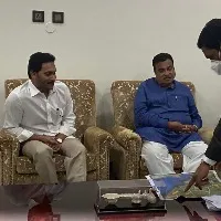 Gadkari terms AP as a fast-growing state; inaugurates Benz Circle flyover