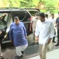 Union Minister Nitin Gadkari goes to CM Jagan residence