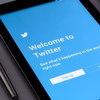 Twitter starts rolling out pinned direct messages to everyone