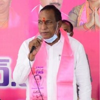 Telangana minister prays at tribal fair for KCR becoming PM