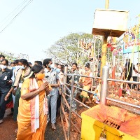 Thousands offer prayers on last day of Telangana's tribal fair