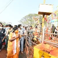 Thousands offer prayers on last day of Telangana's tribal fair