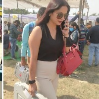 'Lady in yellow sari' now in new avatar