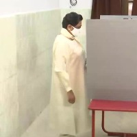 mayavati casts vote 
