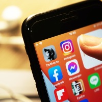 Clubhouse begins rolling out in-room chat