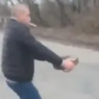Ukrainian citizen pulls out Russian landmine with bare hands