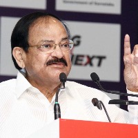 Media should not mix news with views: V-P