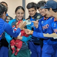 Indian women's team shares a heart-warming moment with Pak skipper Maroof's daughter