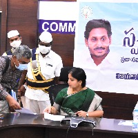 స్పందన ద్వారా 11 అర్జీలు స్వీక‌రణ: విజ‌య‌వాడ‌ మేయర్ రాయన భాగ్యలక్ష్మి