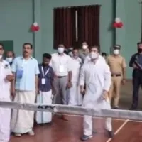 rahul gandhi plays shuttle in wayanad