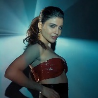 Samantha shuts down trolls over bold looks