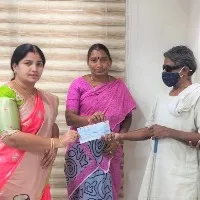ప్రమాదంలో మరణించిన పారిశుధ్య కార్మికురాలు.. కుటుంబ సభ్యులకు ఎక్స్ గ్రేషియా అందించిన విజయవాడ మేయర్