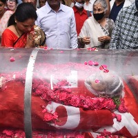 Telangana leaders pay last respects to Mallu Swarajyam