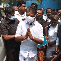 Jayalalithaa death: OPS, Ilavarasi appear before Arumughaswamy commission