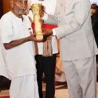 Yoga Guru swami sivananda Bows To PM President Before Receiving Padma Shri