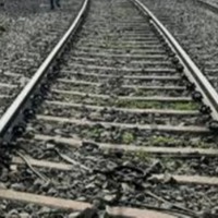 Couple jump in front of moving train, end lives