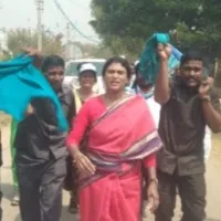 Honeybees attacked in YS Sharmila padayatra