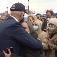 jo biden meets ukraine refugees in warsaw
