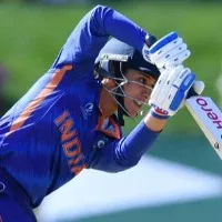 Late strikes keep India to 274 runs for 7