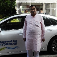 Gadkari reaches Parliament in hydrogen-powered car