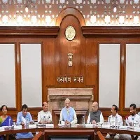 central government hikes 3 persent da to employees
