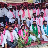 TRS intensifies protest over paddy procurement