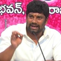 Kin of politicos present in pub; Balka Suman demands Revanth, Bandi Sanjay's resignation