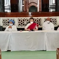 Sonia Warns Party MPs in Weekly meet