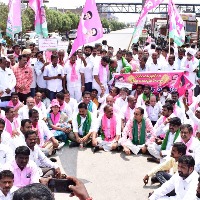 TRS leaders, workers block National Highways over paddy procurement