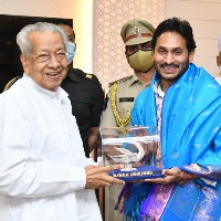 Andhra CM calls on Governor ahead of Cabinet revamp