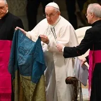 Pope kisses Ukraine flag