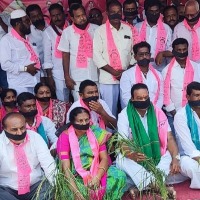 TRS continues protests against Centre over paddy procurement