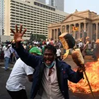 Sri Lankan traders fires on govt
