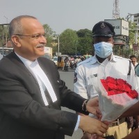 Telangana CJ stops enroute to felicitate homeguard