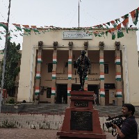 Tension prevails at Gandhi Bhavan, Women Cong chief faints in melee