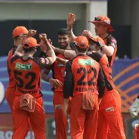 SRH bowlers restricts Chennai batting lineup