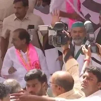 KCR dharna started in Delhi